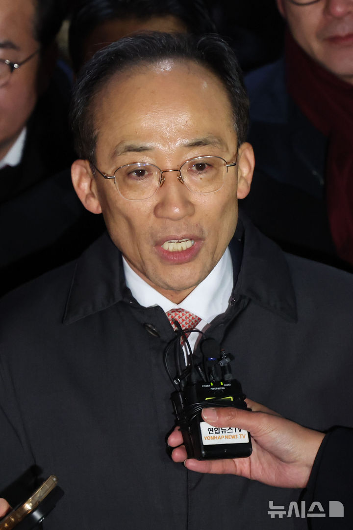 [의왕=뉴시스] 권창회 기자 = 국회의 12·3 비상계엄 해제 의결 방해 의혹을 받는 추경호 전 국민의힘 원내대표가 3일 오전 영장이 기각돼 경기 의왕시 서울구치소를 나서며 발언하고 있다. 2025.12.03. kch0523@newsis.com