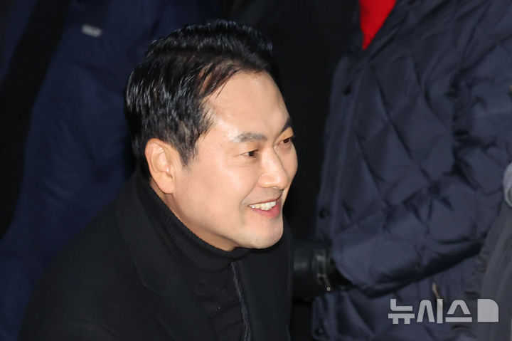 [의왕=뉴시스] 권창회 기자 = 취임 100일을 맞은 장동혁 국민의힘 대표가 3일 오전 경기 의왕시 서울구치소에서 영장이 기각된 추경호 전 원내대표를 기다리며 미소짓고 있다. 2025.12.03. kch0523@newsis.com