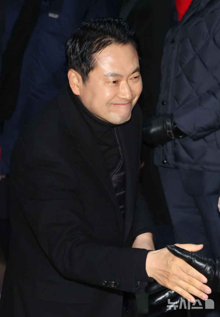 [의왕=뉴시스] 권창회 기자 = 취임 100일을 맞은 장동혁 국민의힘 대표가 3일 오전 경기 의왕시 서울구치소에서 영장이 기각된 추경호 전 원내대표를 기다리며 의원들과 인사하고 있다. 2025.12.03. kch0523@newsis.com