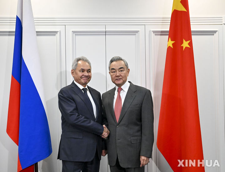 [모스크바=신화/뉴시스] 왕이 중국공산당 중앙정치국 위원 겸 외교부장(오른쪽)과 세르게이 쇼이구 러시아 국가안보회의 서기가 2일(현지 시간) 러시아 모스크바에서 열린 제20차 중·러 전략안보협의에서 만나 악수하고 있다. 2025.12.03