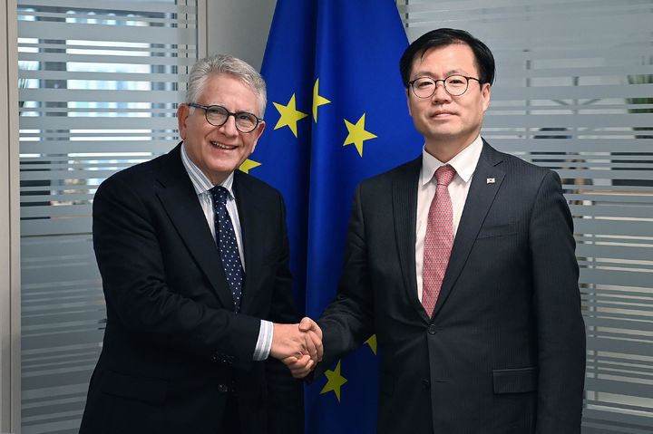 [서울=뉴시스] 여한구 산업통상부 통상교섭본부장이 2일(현지 시간) 벨기에 브뤼셀에서 게라시모스 토마스 유럽연합(EU) 집행위원회 조세총국장과 면담하기 앞서 기념촬영 하고 있다. (사진=산업통상부 제공) 2025.12.03. photo@newsis.com *재판매 및 DB 금지