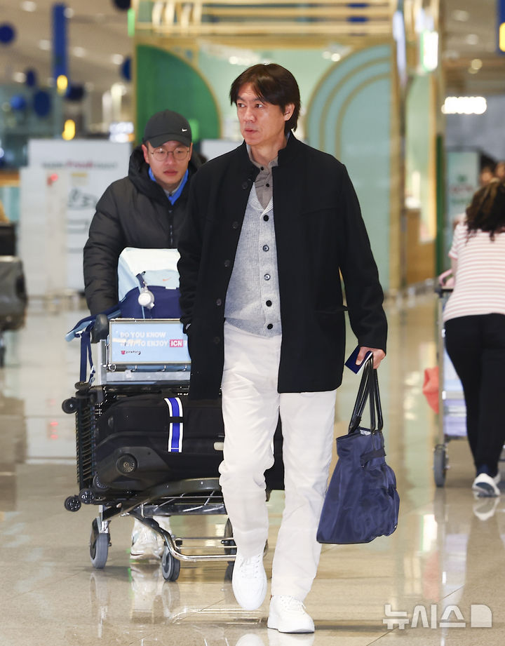 [서울=뉴시스] 김근수 기자 = 홍명보 대한민국 축구 국가대표팀 감독이 3일 오전 인천 중구 제2여객터미널에서 출국장으로 이동하고 있다. 홍 감독은 이날 2026 북중미 월드컵 조 추첨식 참석과 베이스캠프 후보지를 둘러보기 위해 미국 워싱턴DC로 출국한다. 2025.12.03. ks@newsis.com