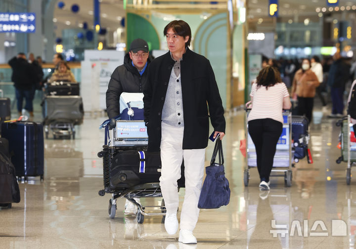 [서울=뉴시스] 김근수 기자 = 홍명보 대한민국 축구 국가대표팀 감독이 3일 오전 인천 중구 제2여객터미널에서 출국장으로 이동하고 있다. 홍 감독은 이날 2026 북중미 월드컵 조 추첨식 참석과 베이스캠프 후보지를 둘러보기 위해 미국 워싱턴DC로 출국한다. 2025.12.03. ks@newsis.com