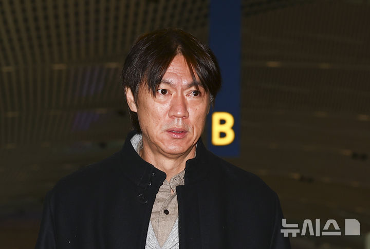 [서울=뉴시스] 김근수 기자 = 홍명보 대한민국 축구 국가대표팀 감독이 3일 오전 인천 중구 제2여객터미널에서 출국장으로 이동하고 있다. 홍 감독은 이날 2026 북중미 월드컵 조 추첨식 참석과 베이스캠프 후보지를 둘러보기 위해 미국 워싱턴DC로 출국한다. 2025.12.03. ks@newsis.com