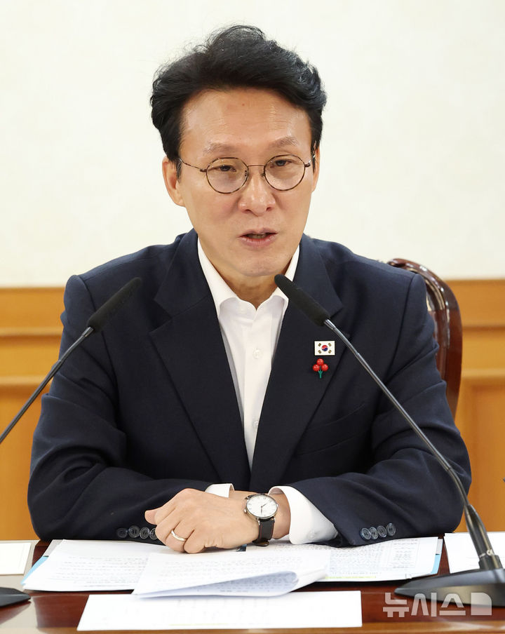 [서울=뉴시스] 추상철 기자 = 김민석 국무총리가 3일 오전 서울 종로구 정부서울청사에서 열린 노동안전 현안 점검회의에서 발언하고 있다. 2025.12.03. scchoo@newsis.com