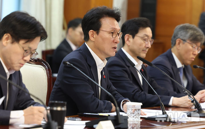 [서울=뉴시스] 추상철 기자 = 김민석 국무총리가 3일 오전 서울 종로구 정부서울청사에서 열린 노동안전 현안 점검회의에서 발언하고 있다. 2025.12.03. scchoo@newsis.com