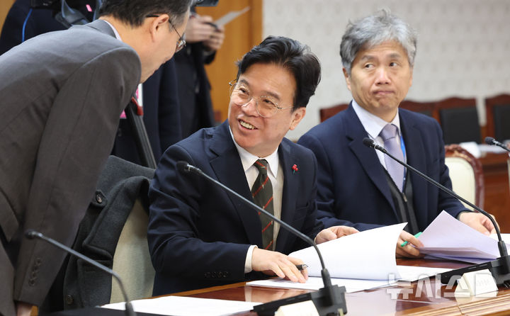 [서울=뉴시스] 추상철 기자 = 김영훈 고용노동부 장관이 지난해 12월 3일 오전 서울 종로구 정부서울청사에서 열린 노동안전 현안 점검회의에서 이형일 기획재정부 1차관과 인사하고 있다. 2025.12.03. scchoo@newsis.com