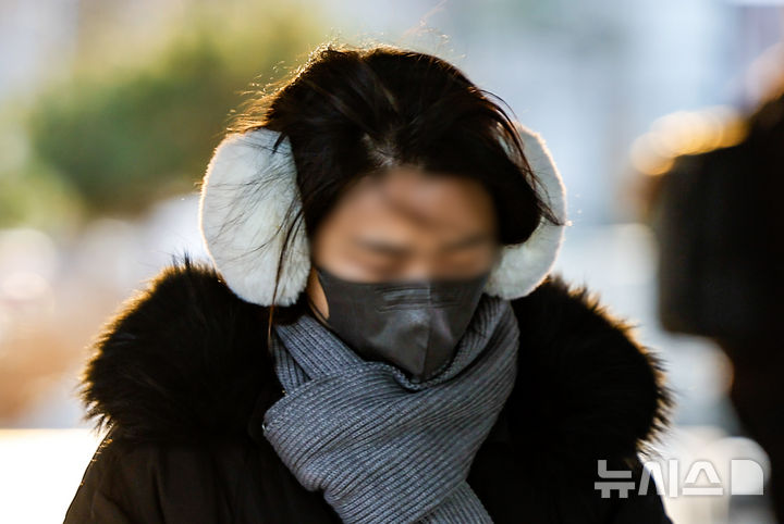 [서울=뉴시스] 정병혁 기자 = 영하권 날씨를 보인 3일 서울 중구 서울역에서 두꺼운 옷차림을 한 시민들이 이동하고 있다. 2025.12.03. jhope@newsis.com