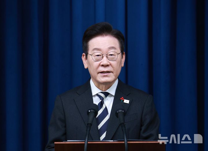 [서울=뉴시스] 고범준 기자 = 이재명 대통령이 3일 서울 용산 대통령실 청사에서 '빛의 혁명 1주년, 대통령 대국민 특별성명'을 발표를 하고 있다. 2025.12.03. bjko@newsis.com