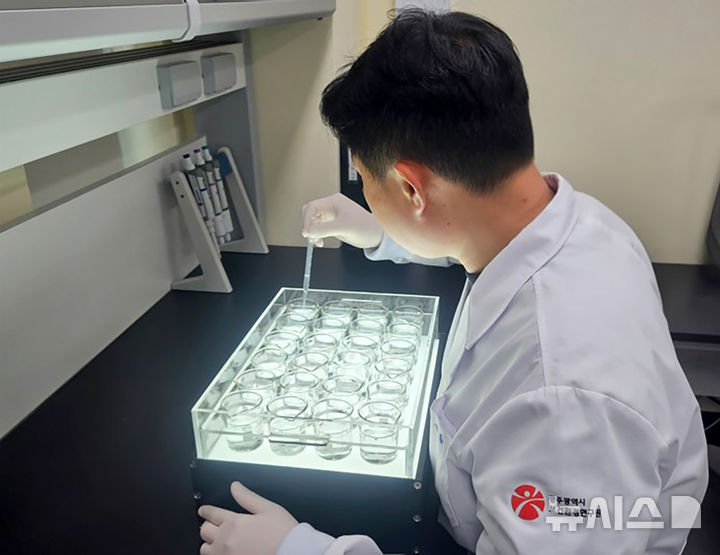 [광주=뉴시스] 광주보건환경연구원 하천 수질 생태독성 검사. (사진=광주보건환경연구원 제공). photo@newsis.com *재판매 및 DB 금지