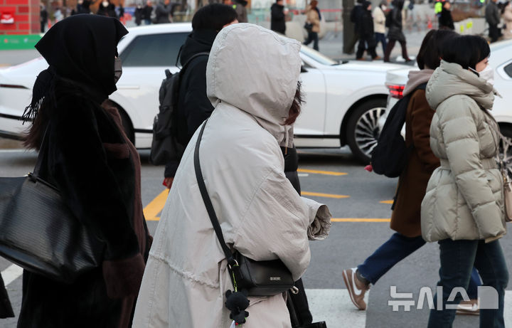 [서울=뉴시스] 이영환 기자 = 서울의 아침 기온이 영하 8도를 보이며 강추위가 찾아온 3일 오전 서울 종로구 광화문 네거리에서 두꺼운 옷을 입은 시민들이 발걸음을 재촉하고 있다. 2025.12.03. 20hwan@newsis.com