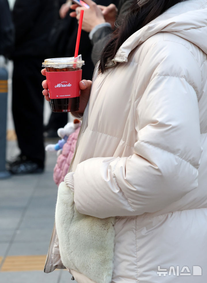 [서울=뉴시스] 이영환 기자 = 서울의 아침 기온이 영하 8도를 보이며 강추위가 찾아온 3일 오전 서울 종로구 광화문 네거리에서 두꺼운 옷을 입은 한 시민이 아이스 커피를 들고 있다. 2025.12.03. 20hwan@newsis.com