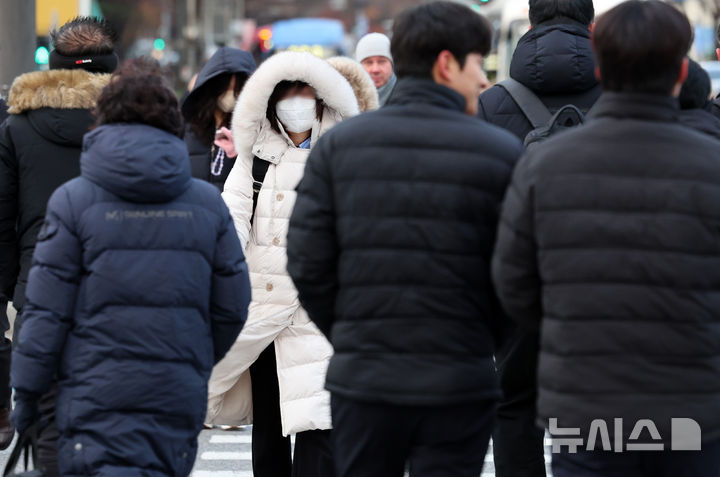[서울=뉴시스] 이영환 기자 = 서울의 아침 기온이 영하 8도를 보이며 강추위가 찾아온 3일 오전 서울 종로구 광화문 네거리에서 두꺼운 옷을 입은 시민들이 발걸음을 재촉하고 있다. 2025.12.03. 20hwan@newsis.com
