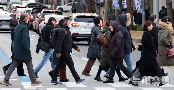 [서울=뉴시스] 이영환 기자 = 서울의 아침 기온이 영하 8도를 보이며 강추위가 찾아온 3일 오전 서울 종로구 광화문 네거리에서 두꺼운 옷을 입은 시민들이 발걸음을 재촉하고 있다. 2025.12.03. 20hwan@newsis.com