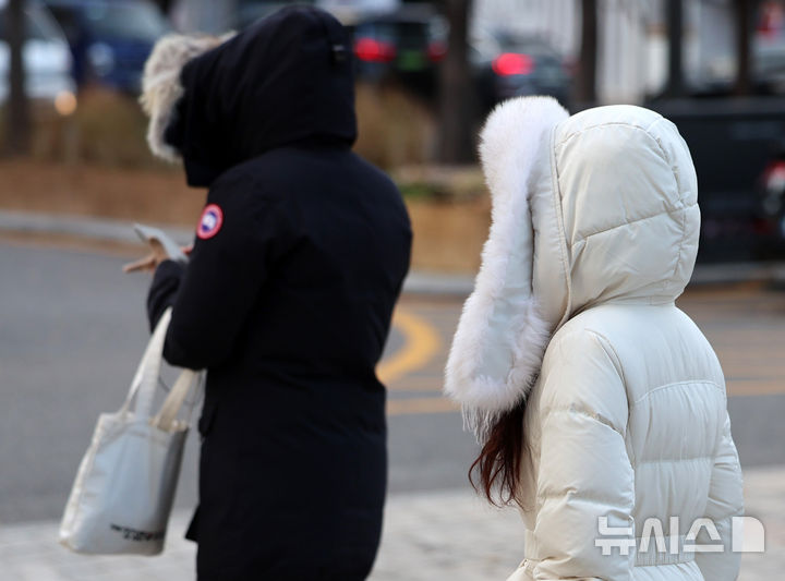 [서울=뉴시스] 이영환 기자 = 서울의 아침 기온이 영하 8도를 보이며 강추위가 찾아온 3일 오전 서울 종로구 광화문 네거리에서 두꺼운 옷을 입은 시민들이 발걸음을 재촉하고 있다. 2025.12.03. 20hwan@newsis.com
