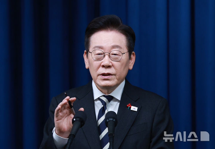 [서울=뉴시스] 고범준 기자 = 이재명 대통령이 3일 서울 용산 대통령실 청사에서 '빛의 혁명 1주년, 대통령 대국민 특별성명' 발표 후 취재진 질문에 답하고 있다. 2025.12.03. bjko@newsis.com