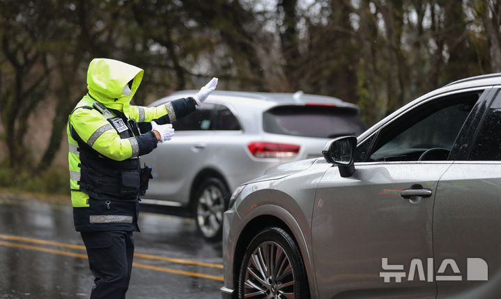 [제주=뉴시스] 우장호 기자 = 제주 산간에 대설특보가 내려진 3일 오전 제주시 1100도로 초입부인 어승생 삼거리에서 제주서부경찰서 소속 경찰관들이 교통 통제를 하고 있다. 2025.12.03. woo1223@newsis.com