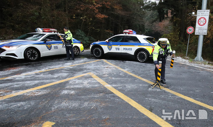 [제주=뉴시스] 우장호 기자 = 제주 산간에 대설특보가 내려진 3일 오전 제주시 1100도로 초입부인 어승생 삼거리에서 제주서부경찰서 소속 경찰관들이 교통 통제를 하고 있다. 2025.12.03. woo1223@newsis.com