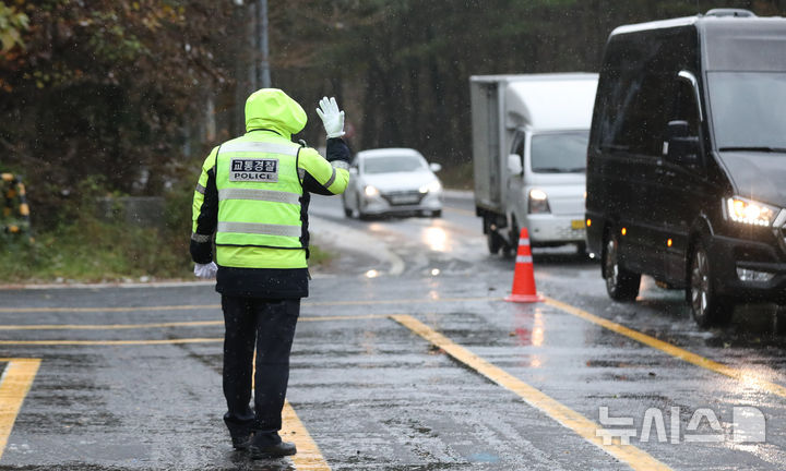 [제주=뉴시스] 우장호 기자 = 제주 산간에 대설특보가 내려진 3일 오전 제주시 1100도로 초입부인 어승생 삼거리에서 제주서부경찰서 소속 경찰관들이 교통 통제를 하고 있다. 2025.12.03. woo1223@newsis.com