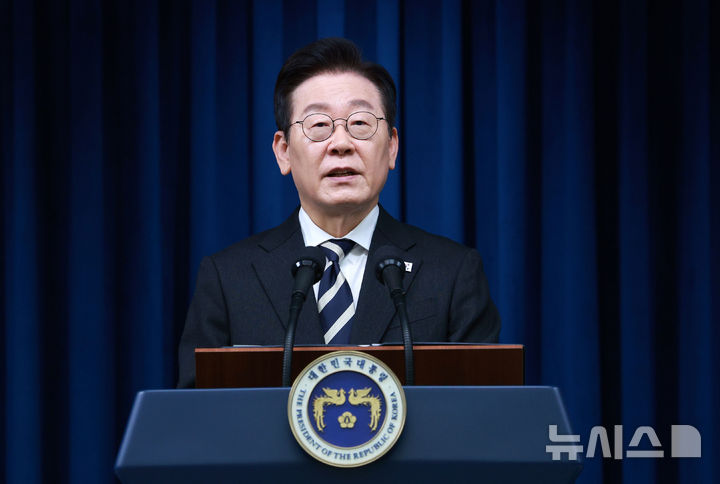 [서울=뉴시스] 고범준 기자 = 이재명 대통령이 3일 서울 용산 대통령실 청사에서 '빛의 혁명 1주년, 대통령 대국민 특별성명' 발표를 하고 있다. 2025.12.03. bjko@newsis.com