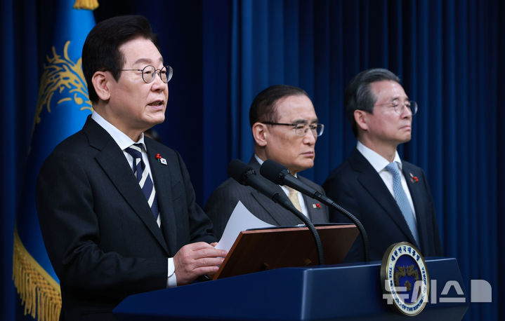 [서울=뉴시스] 고범준 기자 = 이재명 대통령이 3일 서울 용산 대통령실 청사에서 '빛의 혁명 1주년, 대통령 대국민 특별성명' 발표를 하고 있다. 2025.12.03. bjko@newsis.com