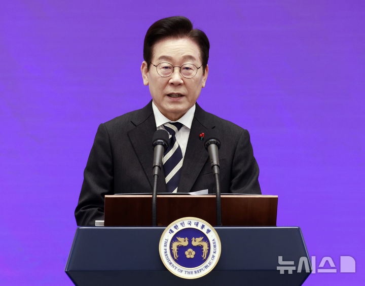 [서울=뉴시스] 최동준 기자 = 이재명 대통령이 3일 청와대 영빈관에서 열린 '새롭게 선 민주주의, 그 1년' 외신 기자회견에서 모두발언을 하고 있다. 2025.12.03. photocdj@newsis.com