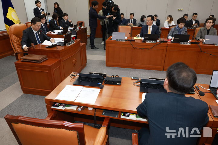 [서울=뉴시스] 고승민 기자 = 김병기 국회 운영위원장이 3일 서울 여의도 국회에서 운영위원회 전체회의를 개의하고 있다. 2025.12.03. kkssmm99@newsis.com