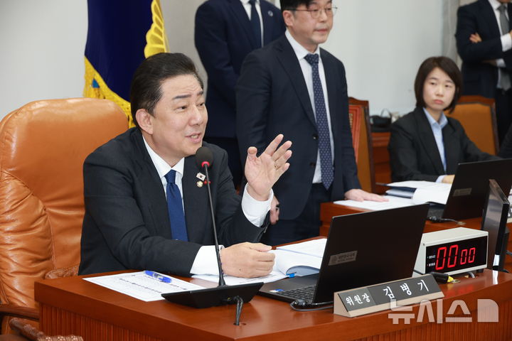 [서울=뉴시스] 고승민 기자 = 김병기 국회 운영위원장이 3일 서울 여의도 국회에서 열린 운영위원회 전체회의를 주재하고 있다. 2025.12.03. kkssmm99@newsis.com