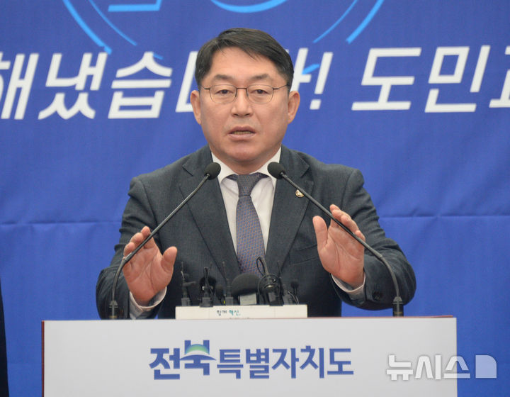 [전주=뉴시스] 김얼 기자 = 박희승 의원이 3일 전북 전주시 전북특별자치도청 기자회견장에서 열린 '2026년 국가예산 확보 브리핑'에 참석해 발언하고 있다. 2025.12.03. pmkeul@newsis.com