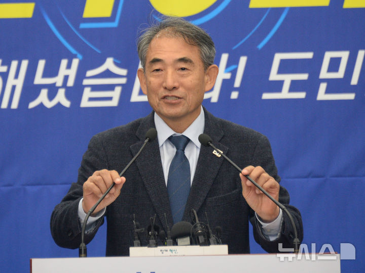 [전주=뉴시스] 김얼 기자 = 윤준병 의원이 3일 전북 전주시 전북특별자치도청 기자회견장에서 열린 '2026년 국가예산 확보 브리핑'에 참석해 발언하고 있다. 2025.12.03. pmkeul@newsis.com