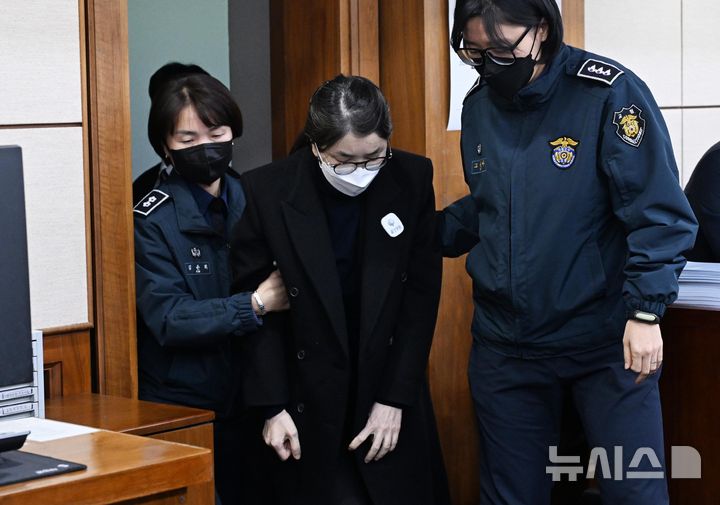 [서울=뉴시스] 사진공동취재단 = 특검이 도이치모터스 주가조작, 통일교 금품수수 등 혐의로 기소된 김건희 여사의 2심에서도 징역 15년을 구형했다. 김 여사는 최후 진술에서 사려 깊지 못한 행동에 대해 반성하고 있다며 선처를 호소했다. 사진은 김 여사가 지난해 12월 3일 자신의 자본시장법 위반 등 혐의 결심공판에 출석하는 모습. 2026.04.08. photo@newsis.com