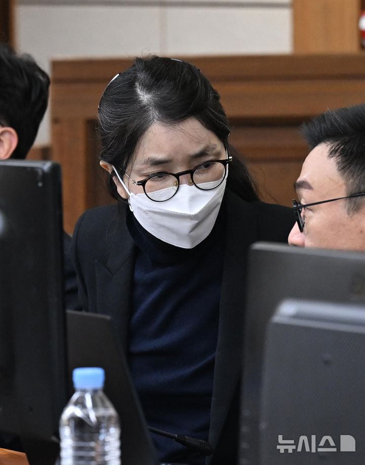 [서울=뉴시스] 사진공동취재단 = 도이치모터스 주가조작과 명태균 공천개입, 통일교 청탁·뇌물 수수 의혹 혐의 등으로 구속기소 된 김건희 씨가 3일 서울 서초구 서울중앙지방법원에서 열린 자본시장법 위반 혐의 결심 공판에 출석해 변호인과 대화하고 있다. 2025.12.03. photo@newsis.com