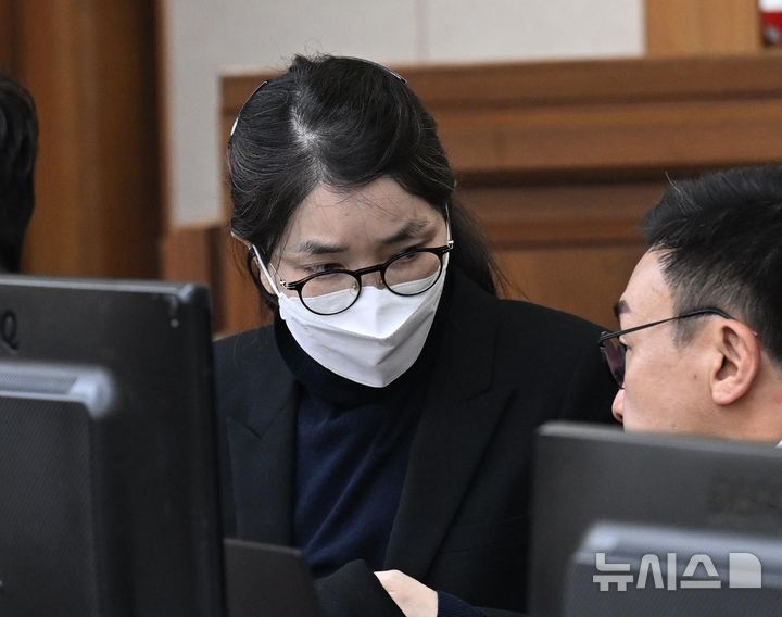 [서울=뉴시스] 사진공동취재단 = 사진은 도이치모터스 주가조작과 명태균 공천개입, 통일교 청탁·뇌물 수수 의혹 혐의 등으로 구속기소 된 김건희 씨가 지난 3일 서울 서초구 서울중앙지방법원에서 열린 자본시장법 위반 혐의 결심 공판에 출석해 변호인과 대화하는 모습. 2025.12.03. photo@newsis.com