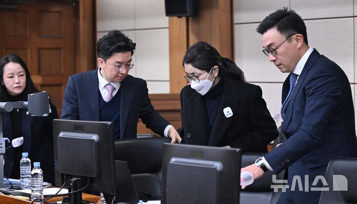 [서울=뉴시스] 사진공동취재단 = 도이치모터스 주가조작과 명태균 공천개입, 통일교 청탁·뇌물 수수 의혹 혐의 등으로 구속기소 된 김건희 씨가 3일 서울 서초구 서울중앙지방법원에서 열린 자본시장법 위반 혐의 결심 공판에 출석하고 있다. 2025.12.03. photo@newsis.com