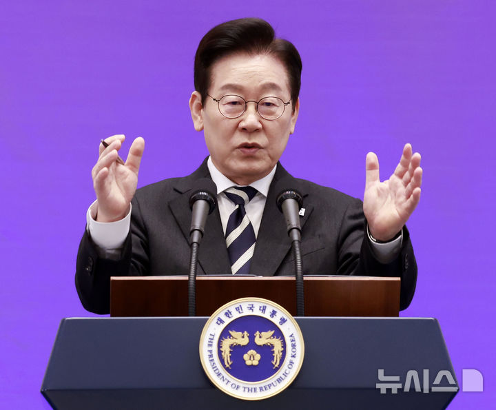 [서울=뉴시스] 최동준 기자 = 이재명 대통령이 3일 청와대 영빈관에서 열린 '새롭게 선 민주주의, 그 1년' 외신 기자회견에서 모두발언을 하고 있다. 2025.12.03. photocdj@newsis.com