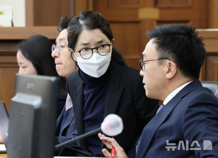[서울=뉴시스] 사진공동취재단 = 도이치모터스 주가조작과 명태균 공천개입, 통일교 청탁·뇌물 수수 의혹 혐의 등으로 구속기소 된 김건희 씨가 3일 서울 서초구 서울중앙지방법원에서 열린 자본시장법 위반 혐의 결심 공판에 출석해 변호인과 대화하고 있다. 2025.12.03. photo@newsis.com