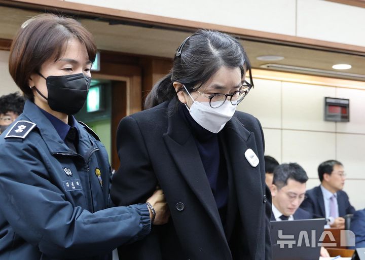 [서울=뉴시스] 사진공동취재단 = 도이치모터스 주가조작과 명태균 공천개입, 통일교 청탁·뇌물 수수 의혹 혐의 등으로 구속기소 된 김건희 씨가 3일 서울 서초구 서울중앙지방법원에서 열린 자본시장법 위반 혐의 결심 공판에 출석하고 있다. 2025.12.03. photo@newsis.com