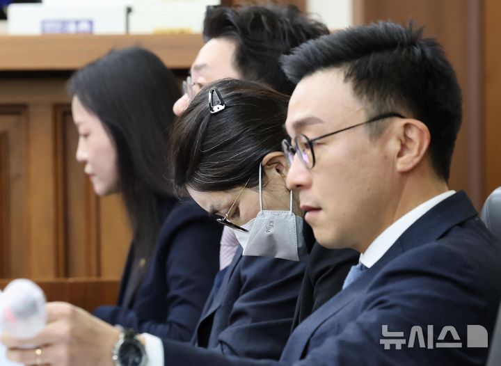 [서울=뉴시스] 사진공동취재단 = 도이치모터스 주가조작과 명태균 공천개입, 통일교 청탁·뇌물 수수 의혹 혐의 등으로 구속기소 된 김건희 씨가 3일 서울 서초구 서울중앙지방법원에서 열린 자본시장법 위반 혐의 결심 공판에 출석해 있다. 2025.12.03. photo@newsis.com