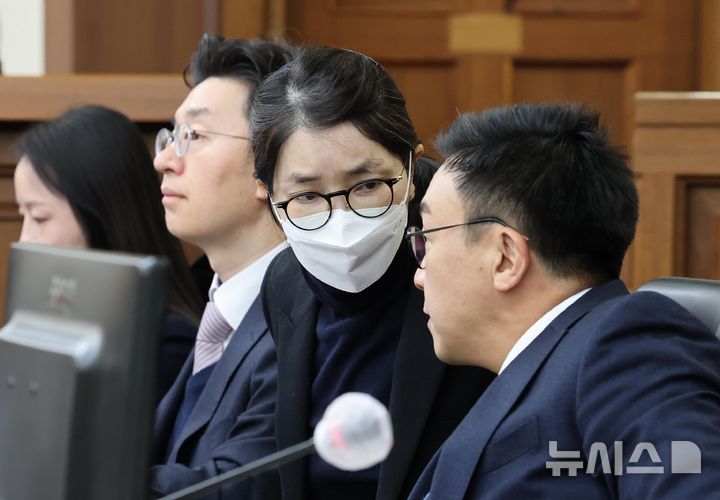 與, 김건희 징역 1년8개월에 "봐주기 판결…특검, 즉각 항소해야"