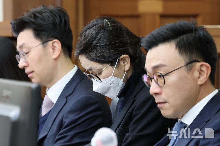 [서울=뉴시스] 사진공동취재단 = 도이치모터스 주가조작과 명태균 공천개입, 통일교 청탁·뇌물 수수 의혹 혐의 등으로 구속기소 된 김건희 씨가 지난 3일 서울 서초구 서울중앙지방법원에서 열린 자본시장법 위반 혐의 결심 공판에 출석해 있다. 2025.12.03. photo@newsis.com