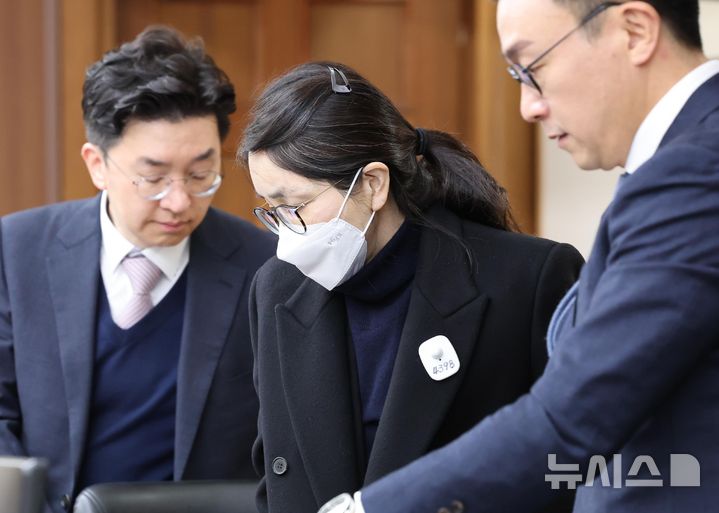 [서울=뉴시스] 사진공동취재단 = 도이치모터스 주가조작과 명태균 공천개입, 통일교 청탁·뇌물 수수 의혹 혐의 등으로 구속기소 된 김건희 씨가 지난 3일 서울 서초구 서울중앙지방법원에서 열린 자본시장법 위반 혐의 결심 공판에 출석하고 있다. 2025.12.03. photo@newsis.com