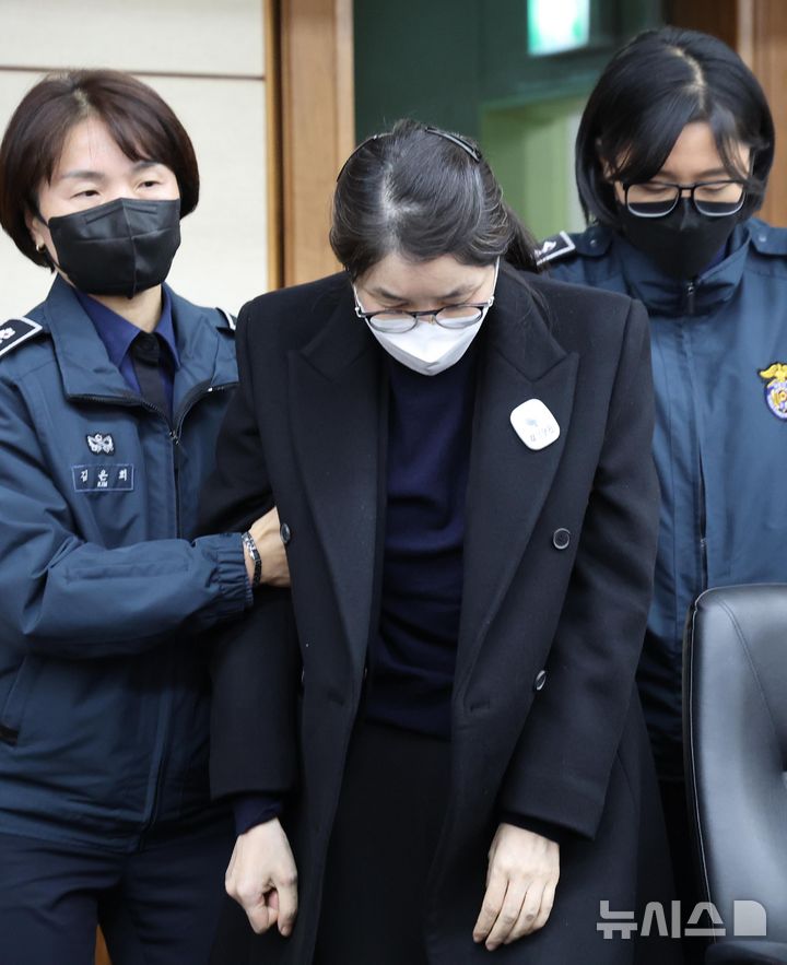 [서울=뉴시스] 사진공동취재단 = 도이치모터스 주가조작과 명태균 공천개입, 통일교 청탁·뇌물 수수 의혹 혐의 등으로 구속기소 된 김건희 씨가 3일 서울 서초구 서울중앙지방법원에서 열린 자본시장법 위반 혐의 결심 공판에 출석하고 있다. 2025.12.03. photo@newsis.com