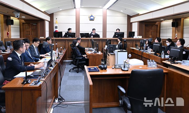 [서울=뉴시스] 사진공동취재단 = 도이치모터스 주가조작과 명태균 공천개입, 통일교 청탁·뇌물 수수 의혹 혐의 등으로 구속기소 된 김건희 씨가 3일 서울 서초구 서울중앙지방법원에서 열린 자본시장법 위반 혐의 결심 공판에 출석해 있다. 2025.12.03. photo@newsis.com