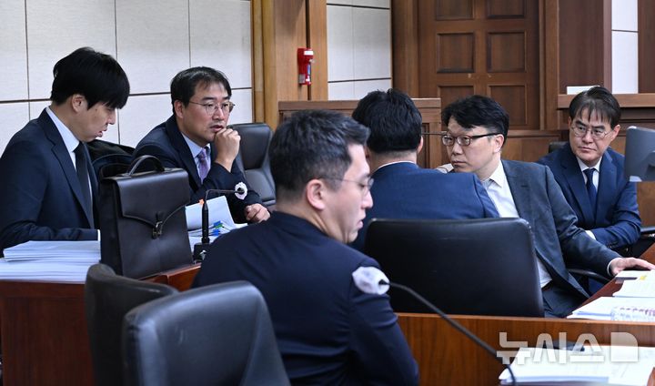 [서울=뉴시스] 사진공동취재단 = 김건희 여사의 각종 의혹을 수사하고 있는 민중기 특별검사팀 김형근(오른쪽) 특별검사보가 3일 서울 서초구 서울중앙지방법원에서 열린 김 여사의 자본시장법 위반 혐의 결심 공판에 출석해 대화하고 있다. 2025.12.03. photo@newsis.com