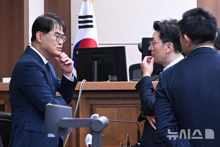 [서울=뉴시스] 사진공동취재단 = 김건희 여사의 각종 의혹을 수사하고 있는 민중기 특별검사팀 김형근 특별검사보(왼쪽)가 3일 서울 서초구 서울중앙지방법원에서 열린 김 여사의 자본시장법 위반 혐의 결심 공판에 출석해 김 여사 측 변호인과 대화하고 있다. 2025.12.03. photo@newsis.com
