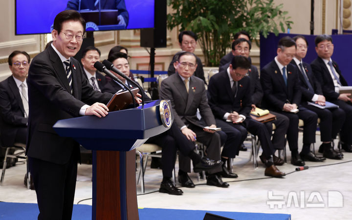 [서울=뉴시스] 최동준 기자 = 이재명 대통령이 3일 청와대 영빈관에서 열린 '새롭게 선 민주주의, 그 1년' 외신 기자회견에서 질문에 답변하고 있다. 2025.12.03. photocdj@newsis.com