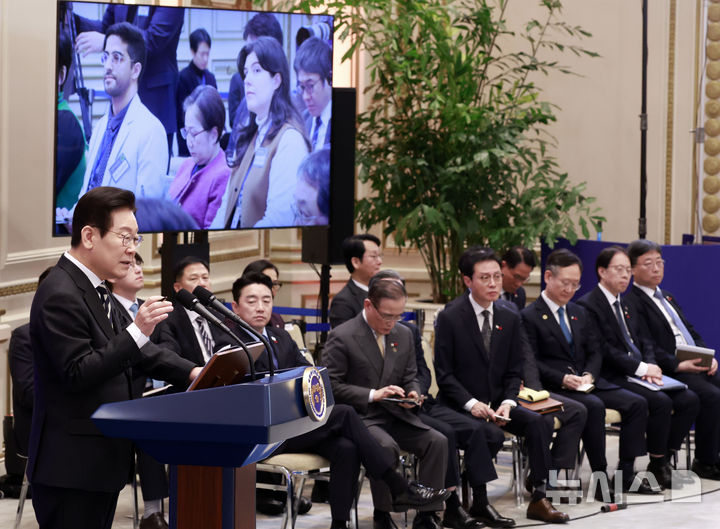 [서울=뉴시스] 최동준 기자 = 이재명 대통령이 3일 청와대 영빈관에서 열린 '새롭게 선 민주주의, 그 1년' 외신 기자회견에서 질문에 답변하고 있다. 2025.12.03. photocdj@newsis.com