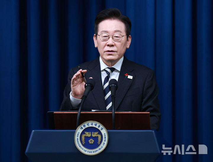 [서울=뉴시스] 고범준 기자 = 이재명 대통령이 3일 서울 용산 대통령실 청사에서 열린 '빛의 혁명 1주년, 대통령 대국민 특별성명' 발표를 마치고 취재진 질문에 답변하고 있다. 2025.12.03. bjko@newsis.com