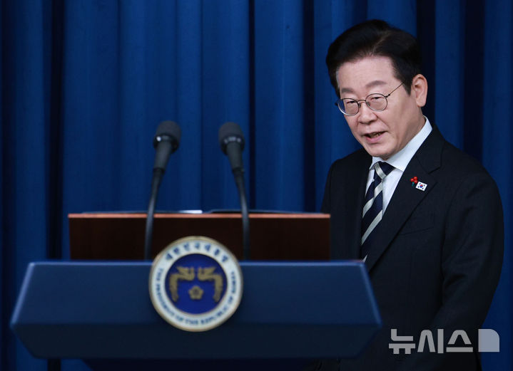 [서울=뉴시스] 고범준 기자 = 이재명 대통령이 3일 서울 용산 대통령실 청사에서 열린 '빛의 혁명 1주년, 대통령 대국민 특별성명' 발표를 위해 입장하고 있다. 2025.12.03. bjko@newsis.com