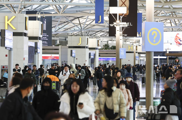 [인천공항=뉴시스] 인천 중구 인천국제공항 제1여객터미널에서 여행객들이 출국 수속을 받고 있다. photo@newsis.com